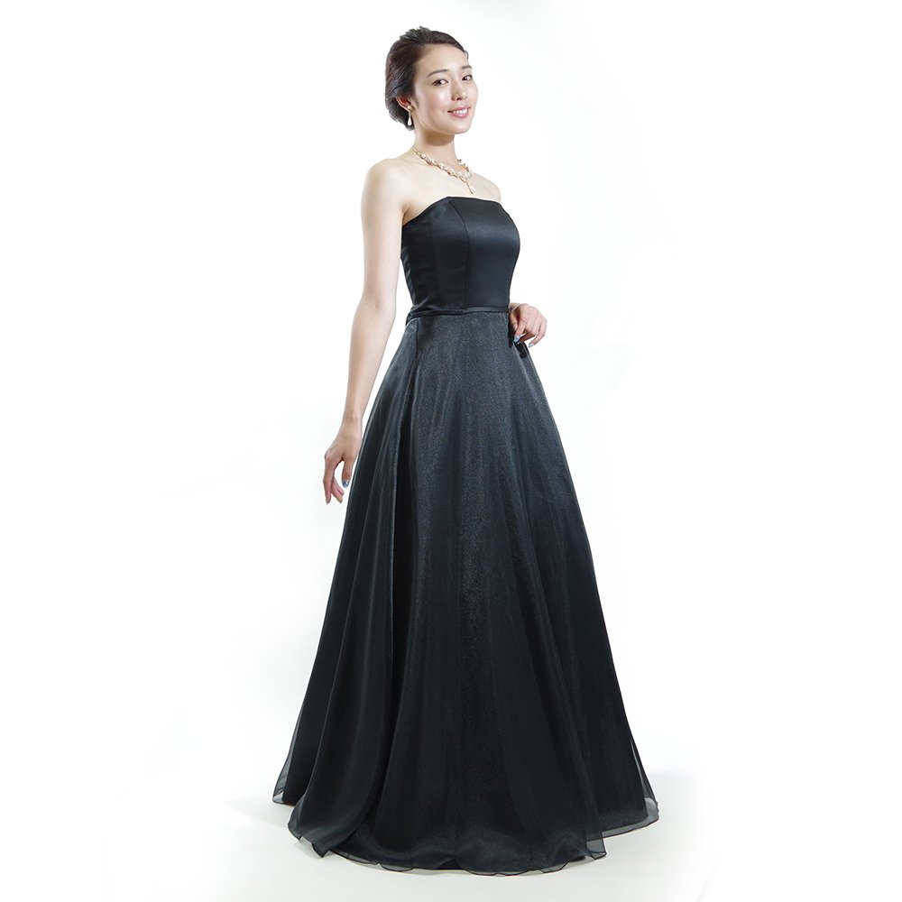 オーガンジーデザインのブラックドレス